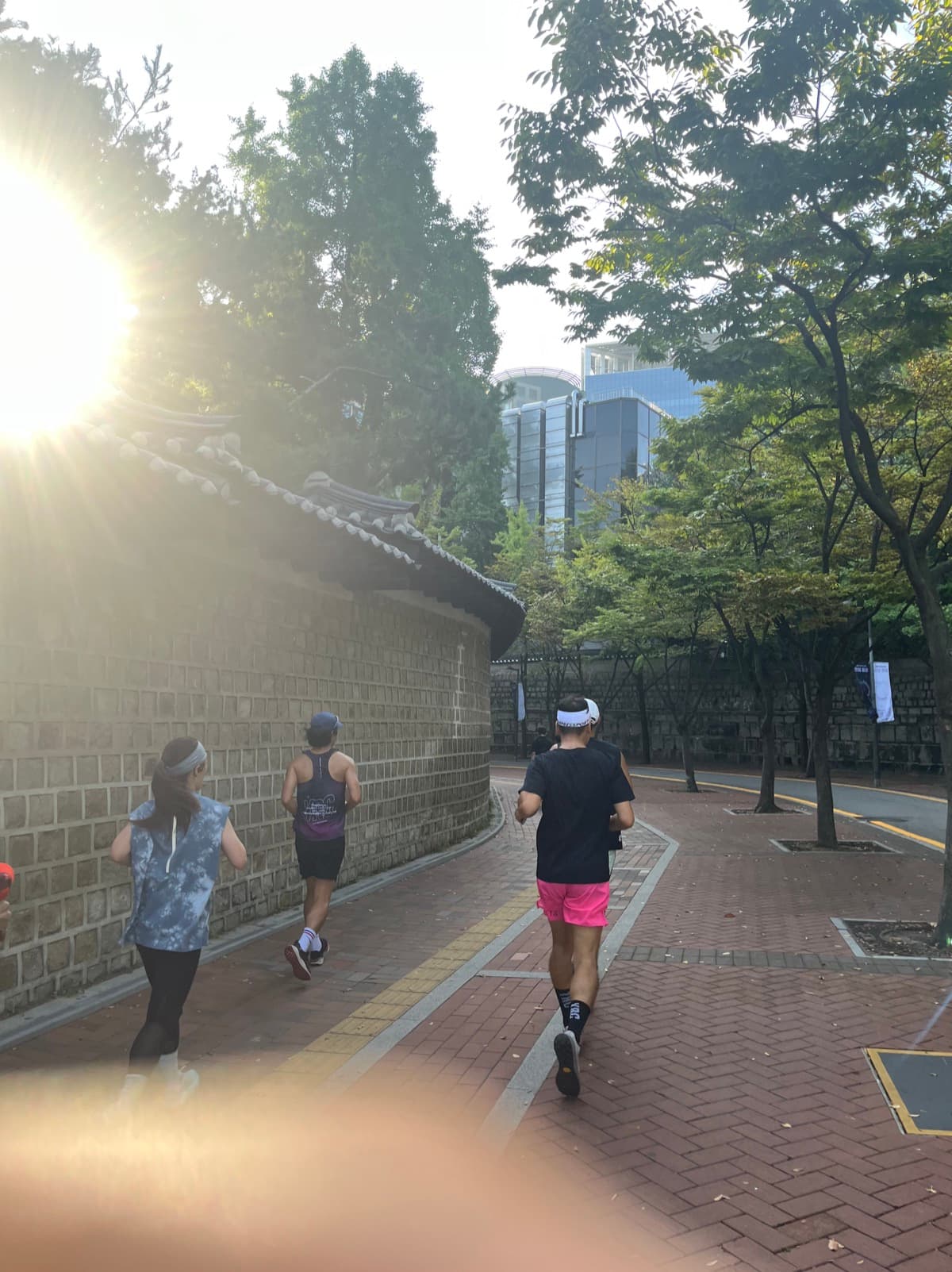 Runners together in Seoul